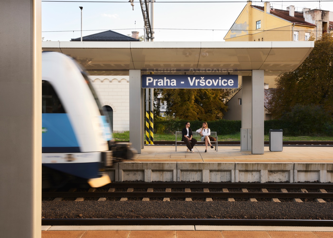Nádraží Praha-Vršovice s přijíždějícím vlakem