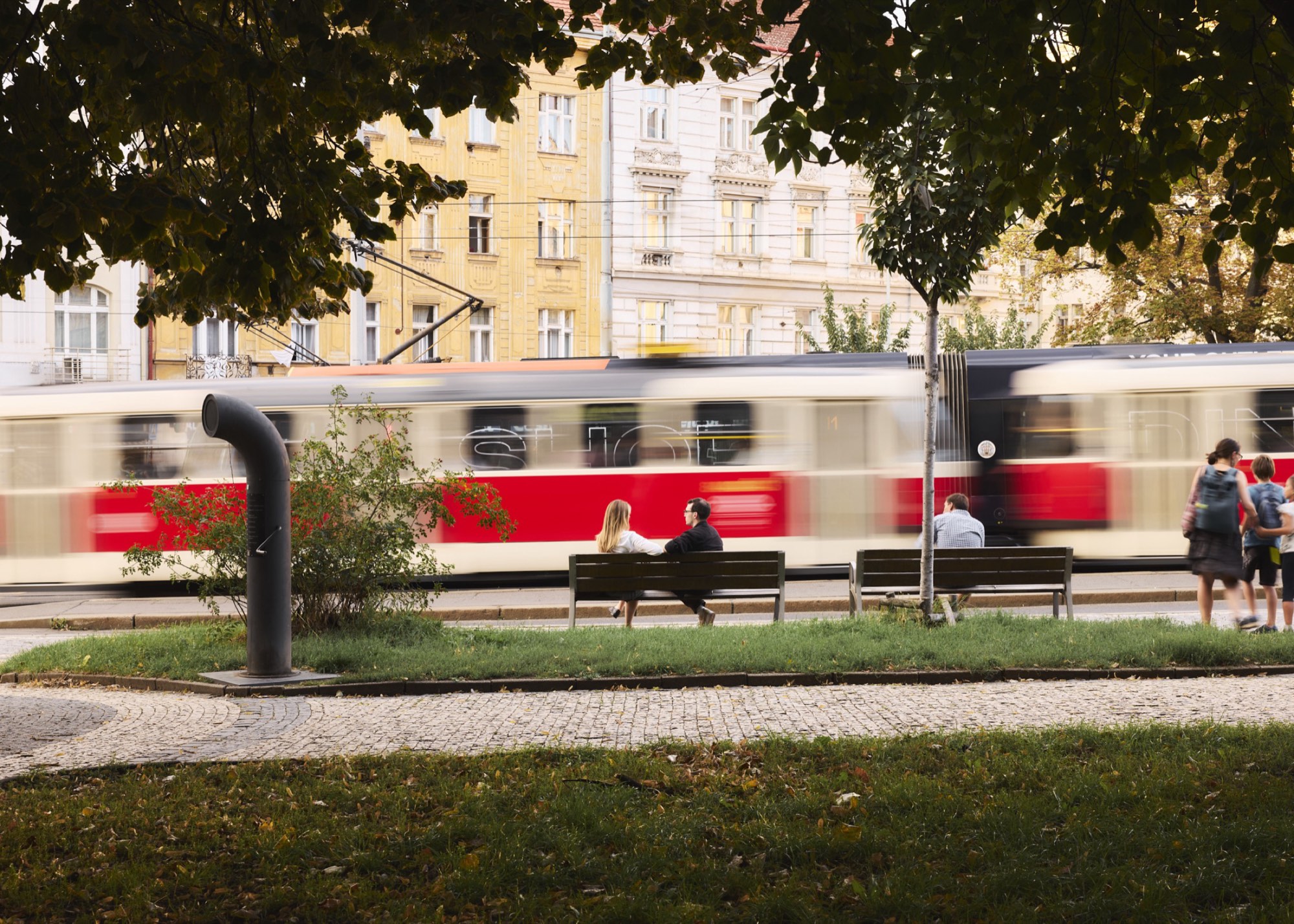 Tramvaj projíždějící Nuselskou ulicí